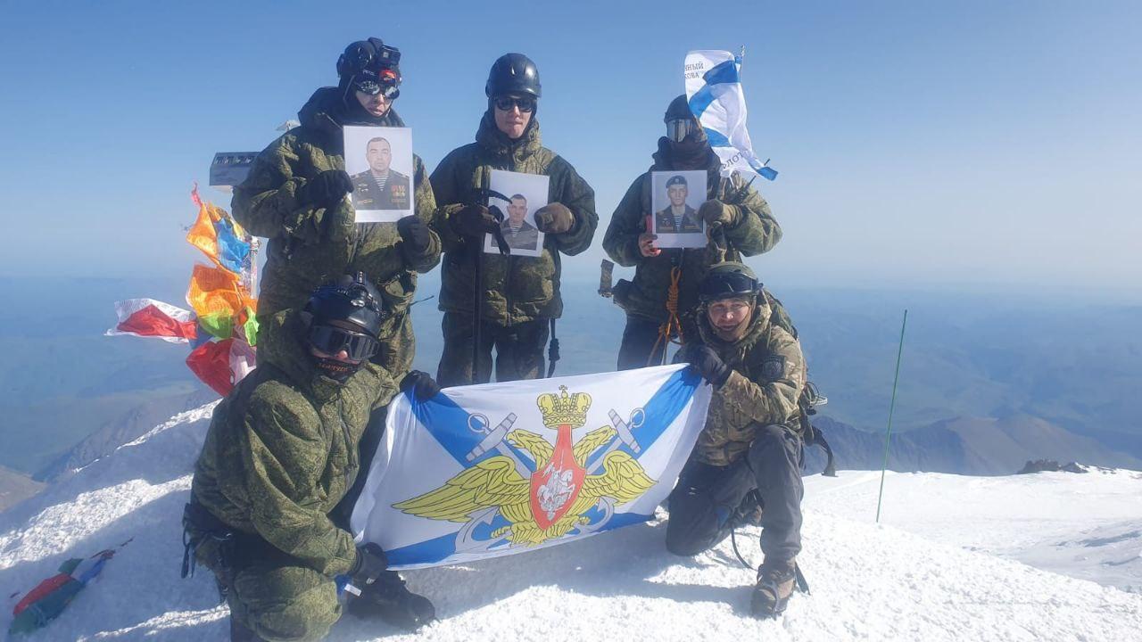 Покорившие Эльбрус североморцы передали поздравления ветеранам Великой Отечественной войны